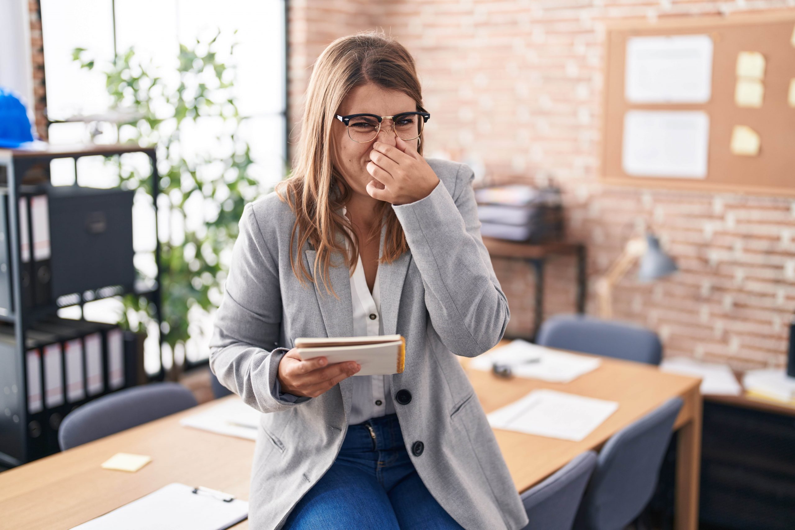 woman working at the office smelling bad office odours